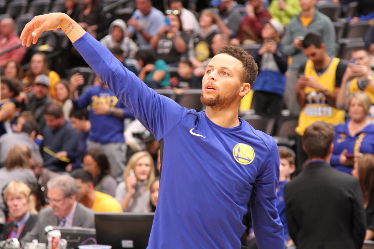 库里1.37亿续约：38岁顶薪，NBA历史上有先例吗？