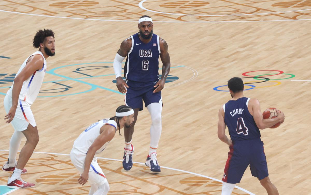 库里绿招募詹皇加盟勇士：史上最强阵容还是最后的挣扎？