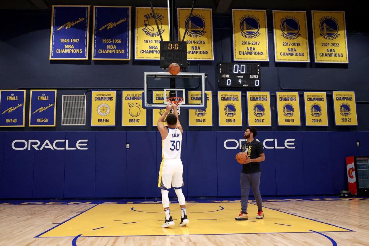 勇士连续三场轰20+三分创队史纪录:库里革命的集体开花